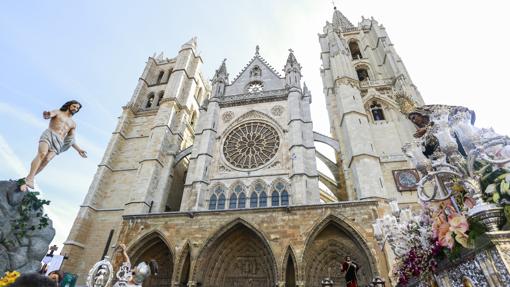 Procesión del Encuentro ante la Catedral de León