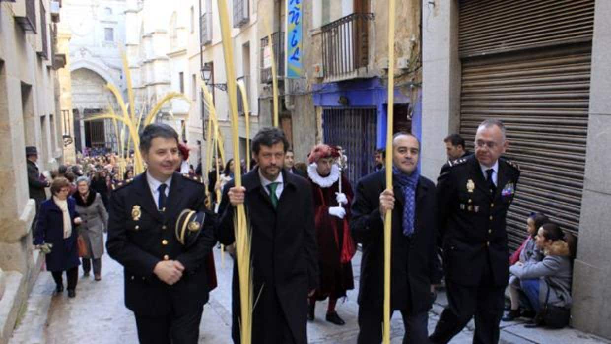 José Julián Gregorio, segundo por la derecha, esta mañana durante la procesión del Domingo de Ramos en Toledo