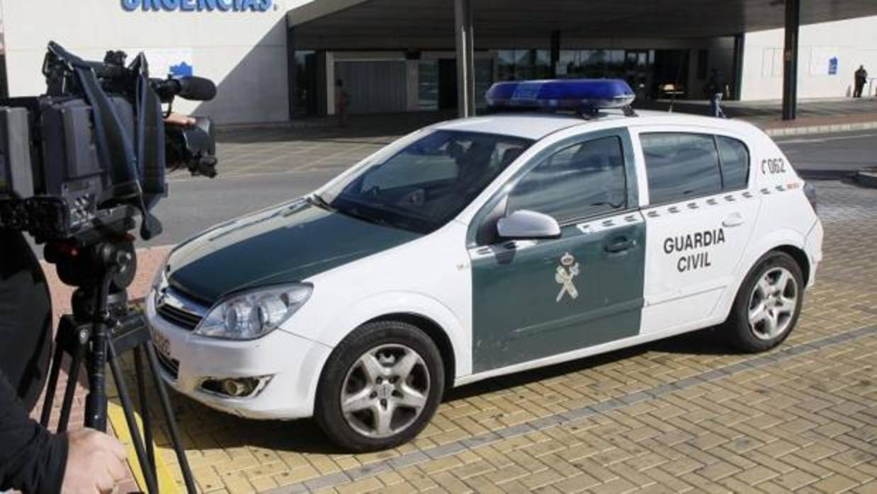 Un vehículo de la Guardia Civil en los juzgados de Torrevieja