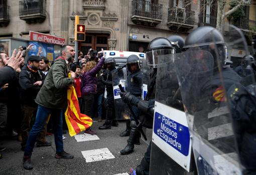 En directo: Nueve detenidos y 98 heridos por los disturbios que empiezan a remitir en Cataluña
