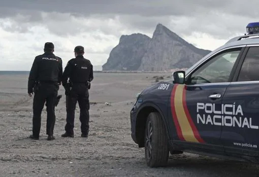 Dos policías, en una de las playas de La Línea donde alijan hachís los narcos