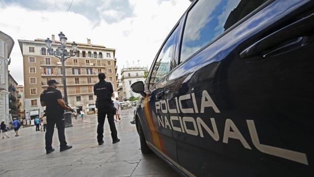 Amenaza de muerte con un hacha a unos jóvenes en la puerta de una pizzeria en Valencia