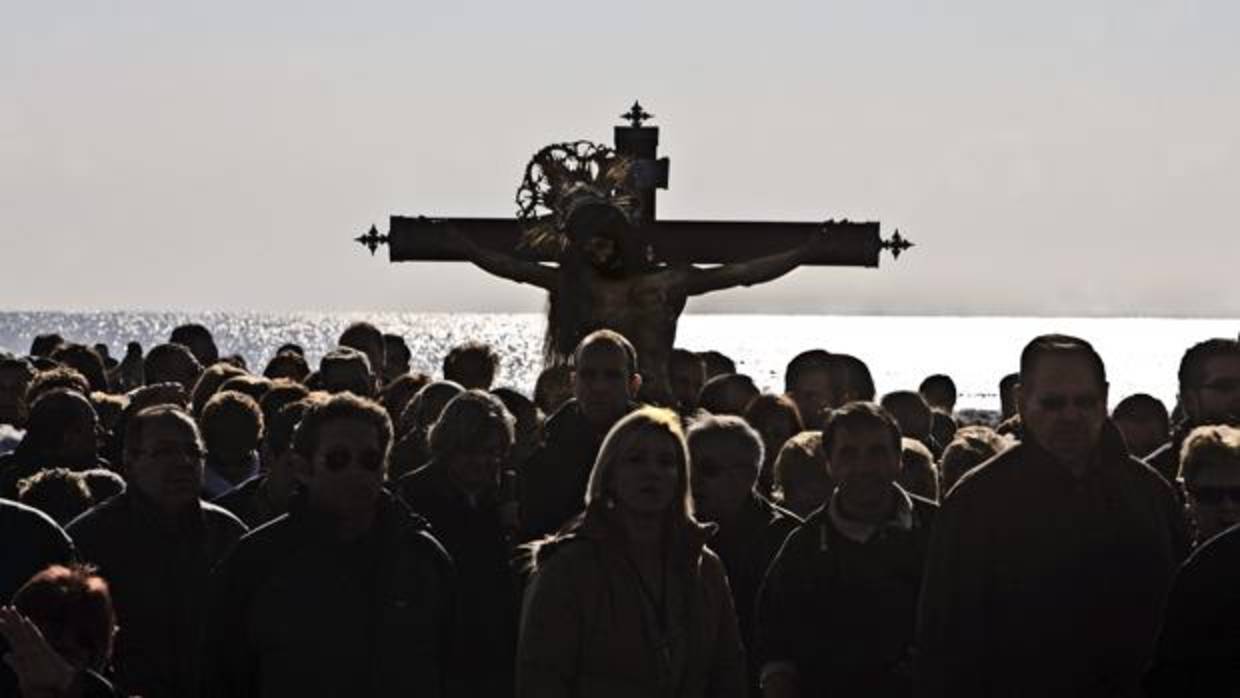 Imagen del traslado del Cristo del Salvador y del Amparo a la playa de El Cabanyal