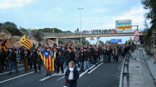 Los Comités de Defensa de la República cortan una autovía en Alcarràs (Lérida)