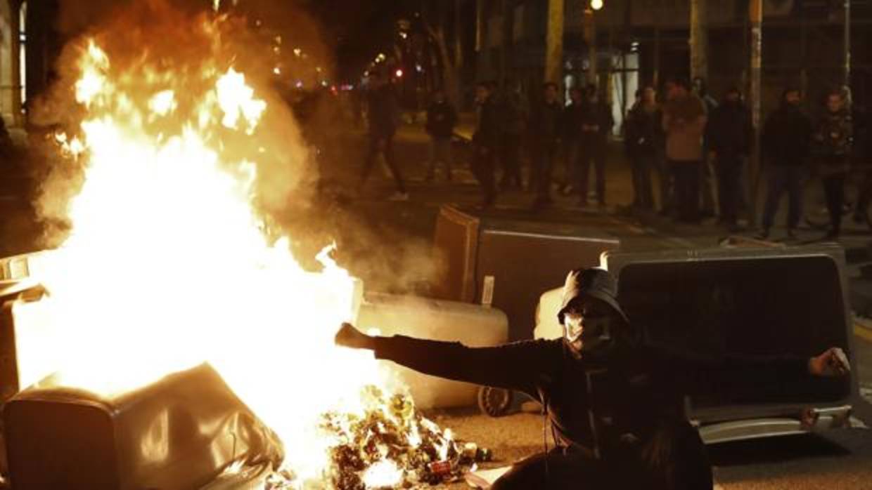 Los alborotadores quemaron contenedores en el centro de Barcelona
