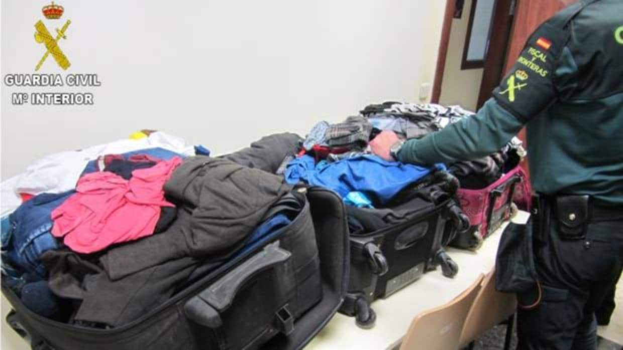 Imagen de las maletas en las que se transportaba la droga