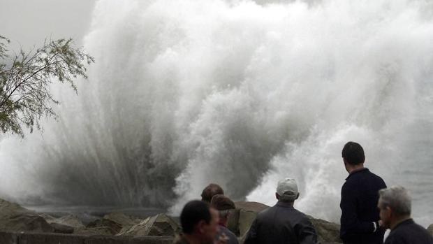 Cinco islas de Canarias empiezan la Semana Santa con oleaje y viento fuerte