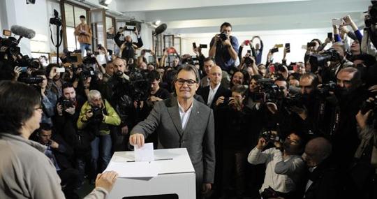 El expresidente Artur Mas votando en la consulta del 9N