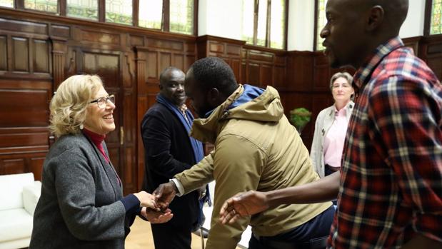 Carmena dará ayudas a la familia de Mmame Mbaye, el mantero muerto por infarto en Lavapiés