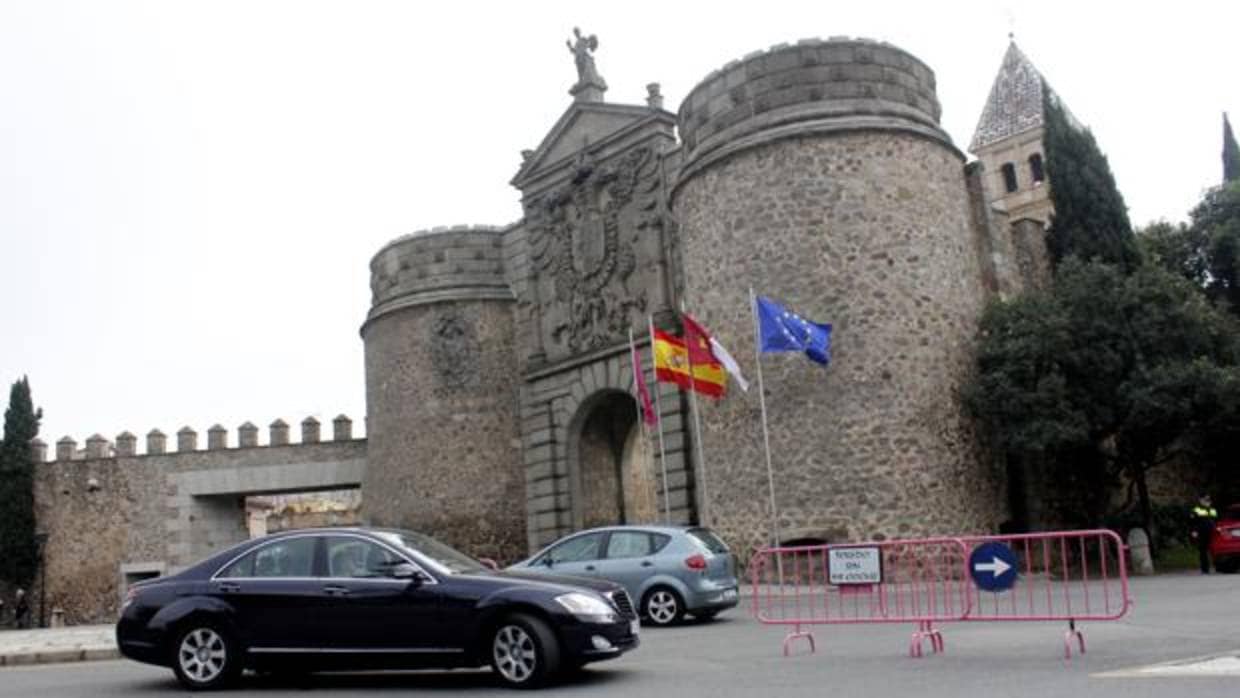 Corte de tráfico en la Puerta de Bisagra por «Toledo sin mi coche»