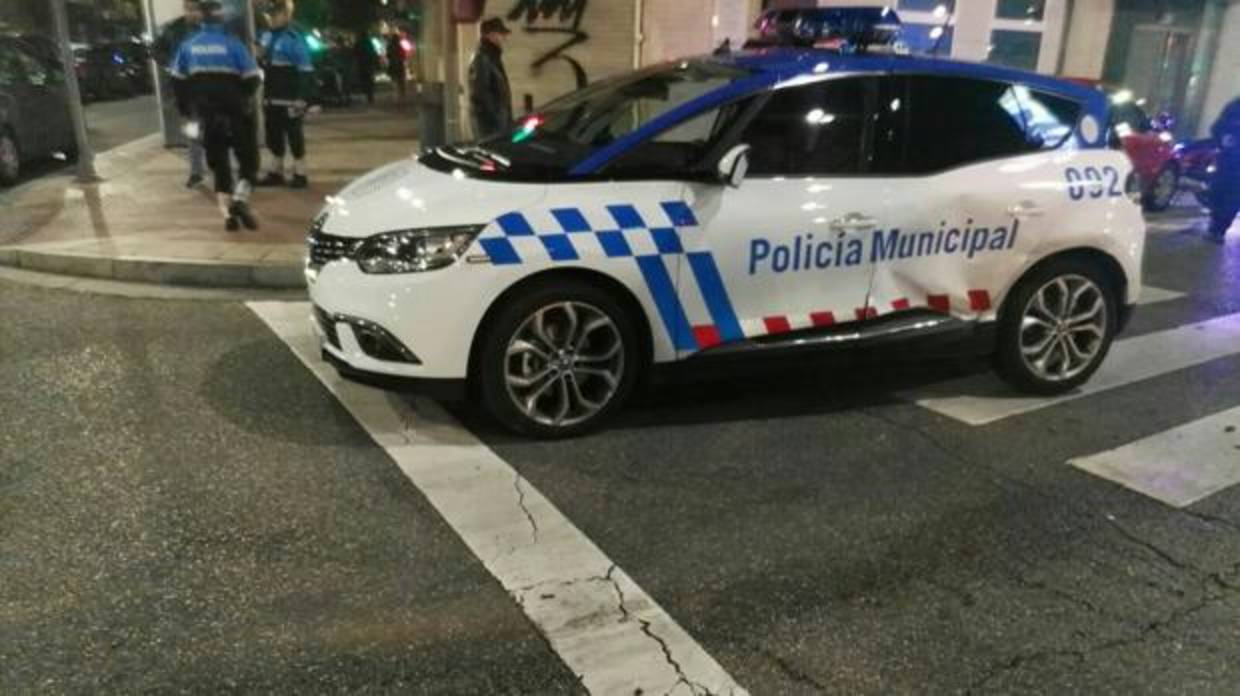 Coche de policía golpeado en la madrugada de este martes