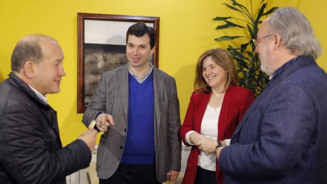 Gonzalo Caballero con Leiceaga, Pilar Cancela y Guillermo Meijón, ayer en Santiago