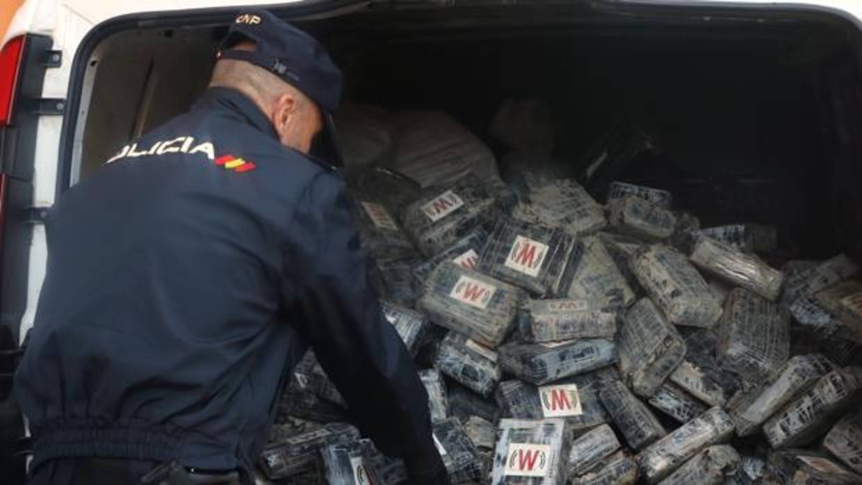 Un agente de la Policía Nacional durante una incautación de cocaína