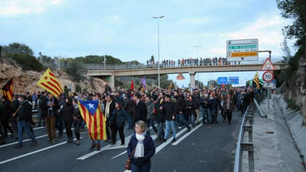 Un CDR cortando una autovía catalana en Lérida