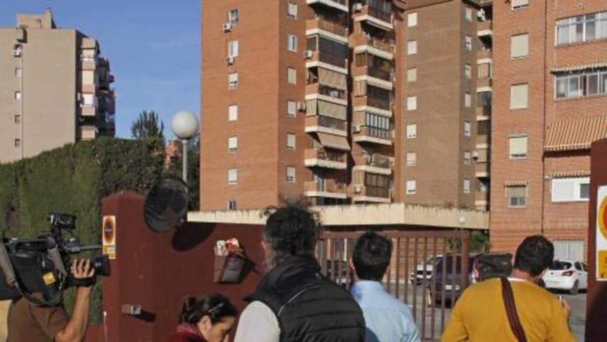 Bloque de viviendas donde se ha producido la muerte a puñaladas de una mujer este miércoles en Alicante