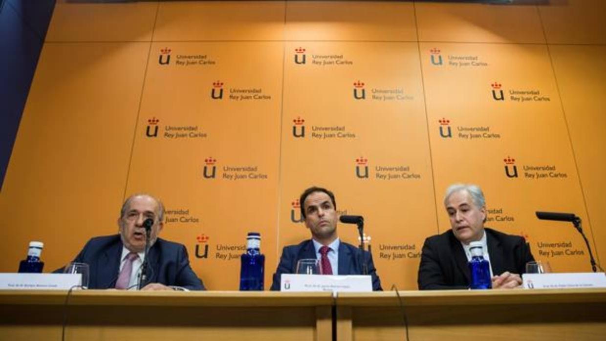 Javier Ramos (centro), rector de la URJC, con los dos profesores de las asignaturas del máster de Cifuentes sobre las que se plantearon dudas