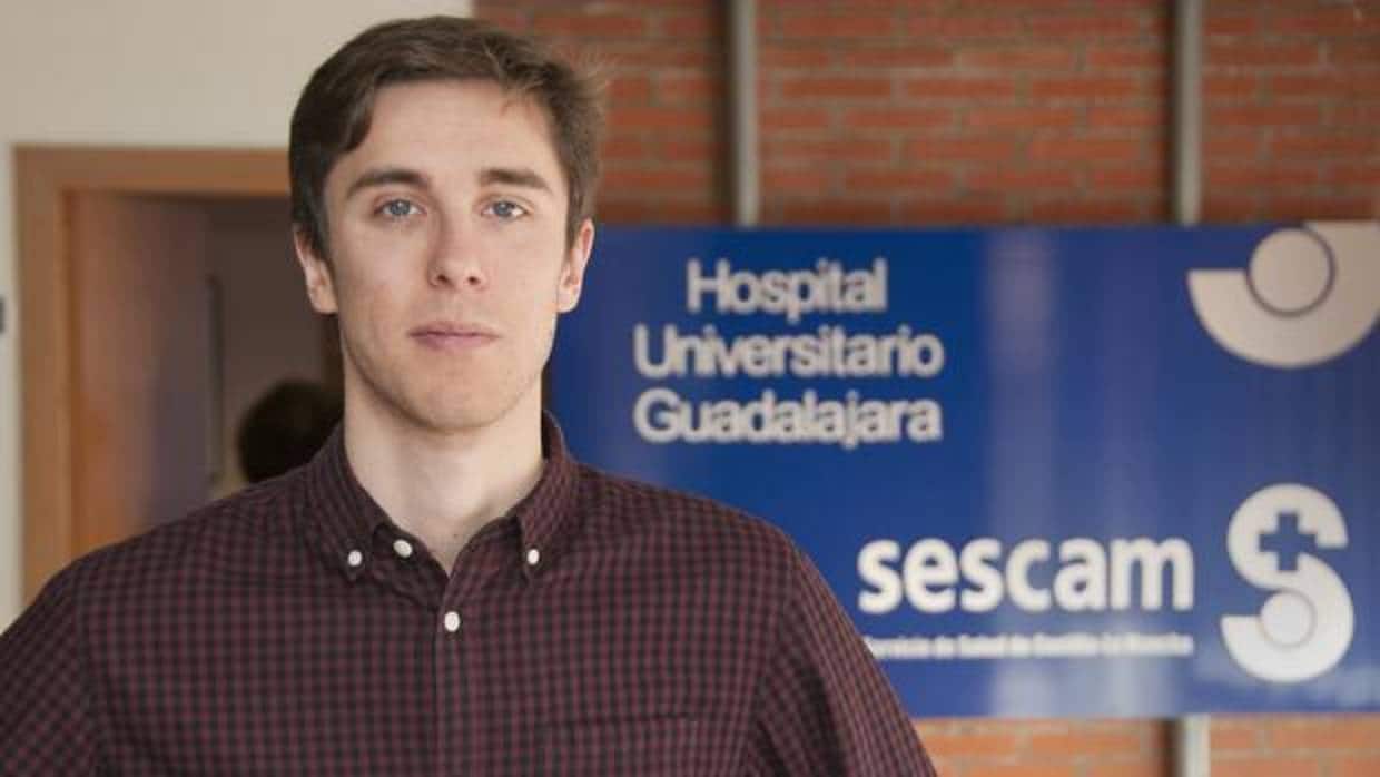 Eduardo Miguel Aparicio, en el hospital de Guadalajara, donde ha hecho las prácticas