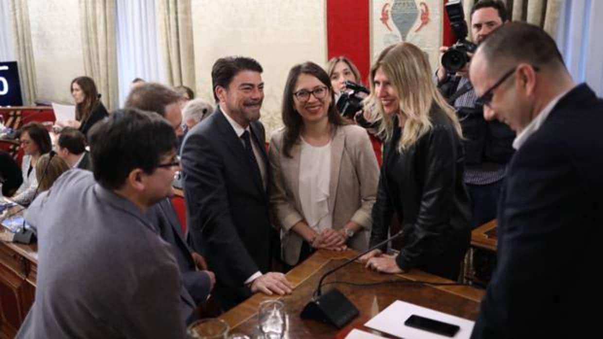 La alcaldesa en funciones de Alicante y varios concejales, durante el pleno que por primera vez no preside Gabriel Echávarri