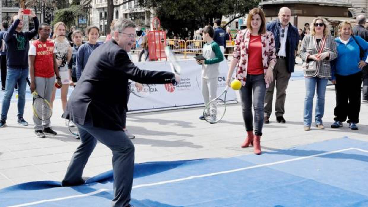 Ximo Puig, este jueves en la Plaza del Ayuntamiento de Valencia, juega en una pista de tenis