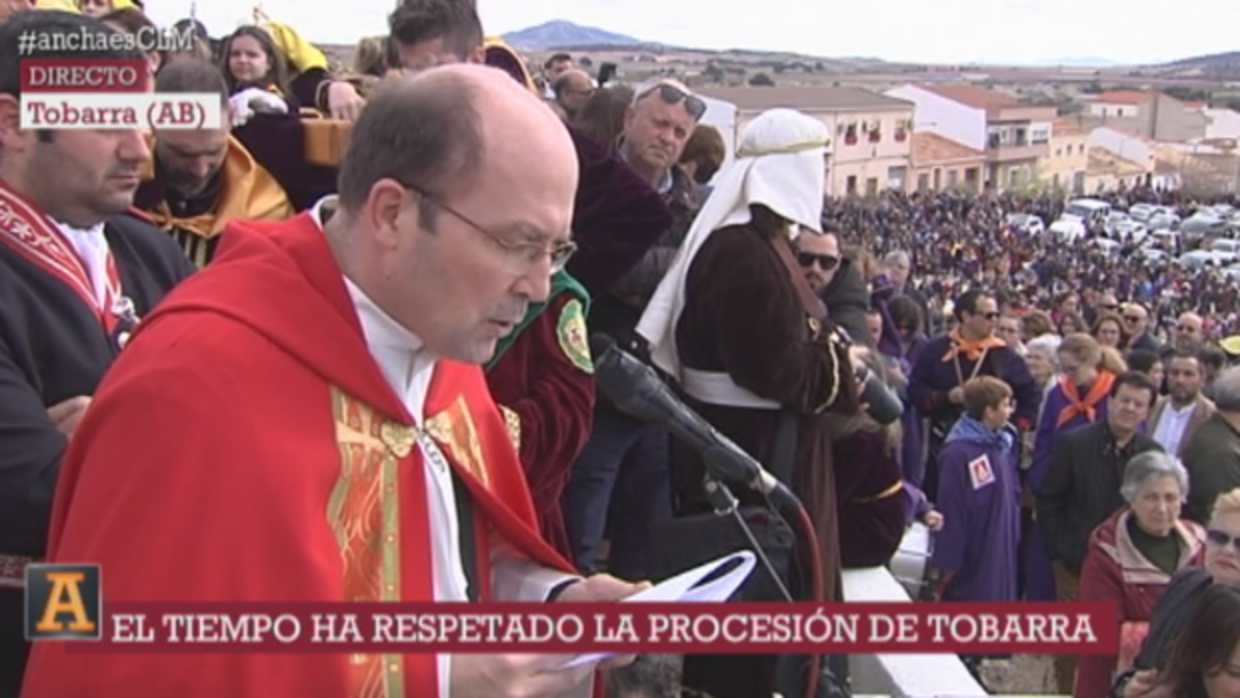 El sacerdote, durante su intervención