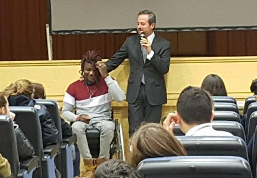 El alcalde de Fuensalida, Mariano Alonso, junto a Brinston el día de su charla a los alumnos del colegio San José de Fuensalida