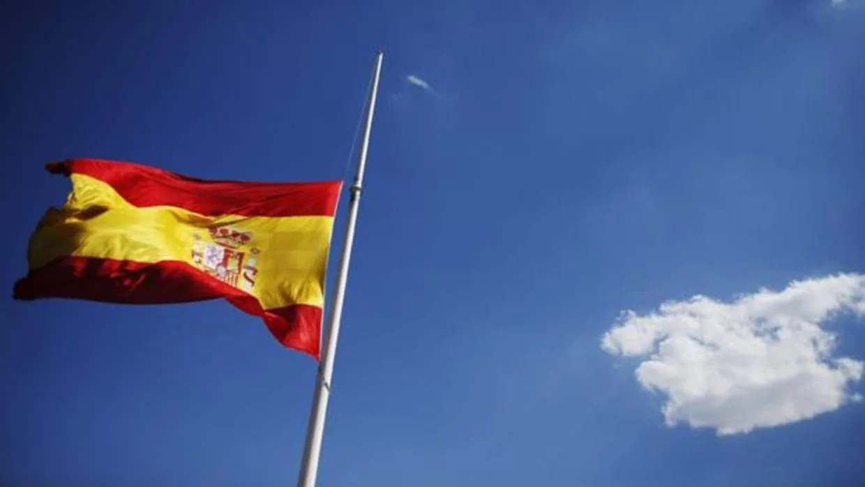 Imagen de una bandera española ondeando a media asta