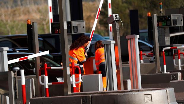 Los CDR desmontan las barreras de peaje en varias autopistas catalanas