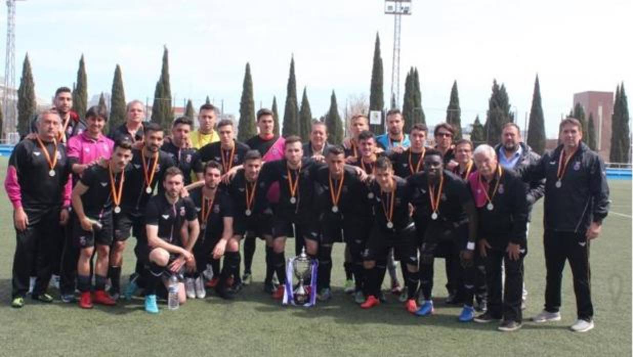 Los jugadores de la selección regional de Castilla-La Mancha, con las medallas y el trofeo de subcampeón