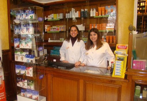 María García Gómez (derecha), titular de la farmacia, junto a Dionisia Martín