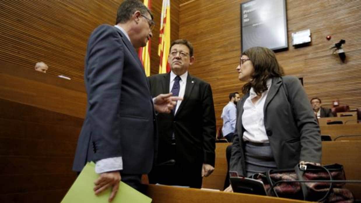 Imagen de Enric Morera, Ximo Puig y Mónica Oltra tomada en las Cortes Valencianas