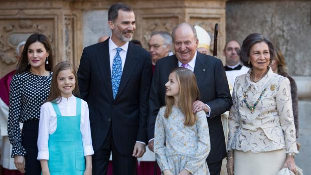 Los Reyes, sus hijas, Doña Sofía y Don Juan Carlos asisten a la Misa de Resurrección en la Catedral de Palma