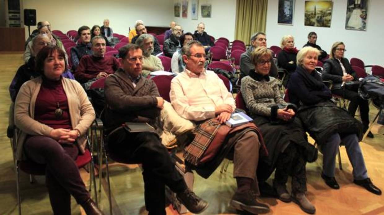 Alfonso González-Calero (segundo por la izquierda), editor del libro, durante la presentación