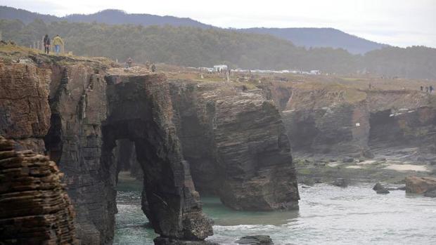 Mato ve adecuado el número de visitas en la playa de As Catedrais