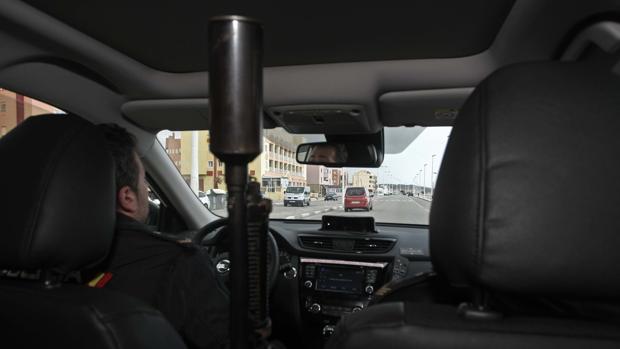 Una patrulla con la Policía en La Línea: sin prismáticos contra narcos que llevan «tanques»