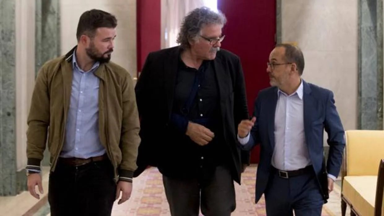 El portavoz del PDECAT, Carles Campuzano (dcha), conversa con el portavoz de ERC, Joan Tardà (medio), mientras escucha el portavoz adjunto de ERC, Gabriel Rufián (izqda) en una imagen de archivo