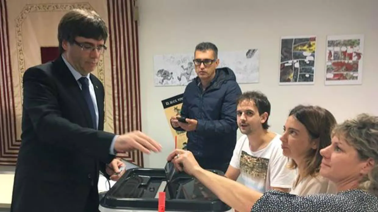 Puigdemont cambió de coche y votó en Cornellà de Terri