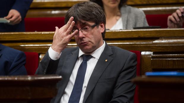 Carles Puigdemont reta a la Justicia y vota en el pleno del Parlament