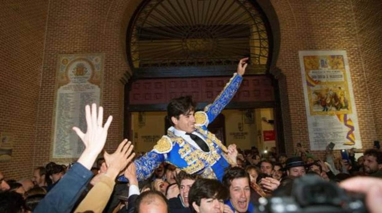 Álvaro Lorenzo, sacado en hombros por la puerta grande de Las Ventas el pasado Domingo de Resurrección
