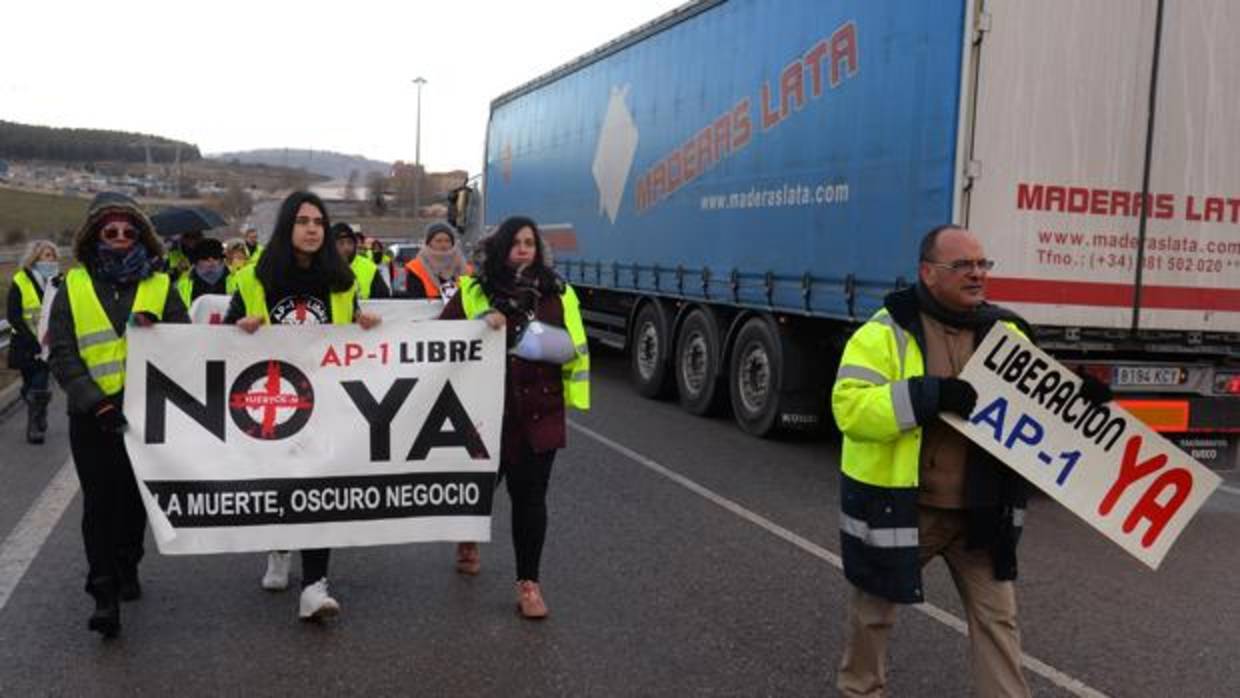 La plataforma de afectados por el peaje, en una de sus últimas concentraciones de protesta