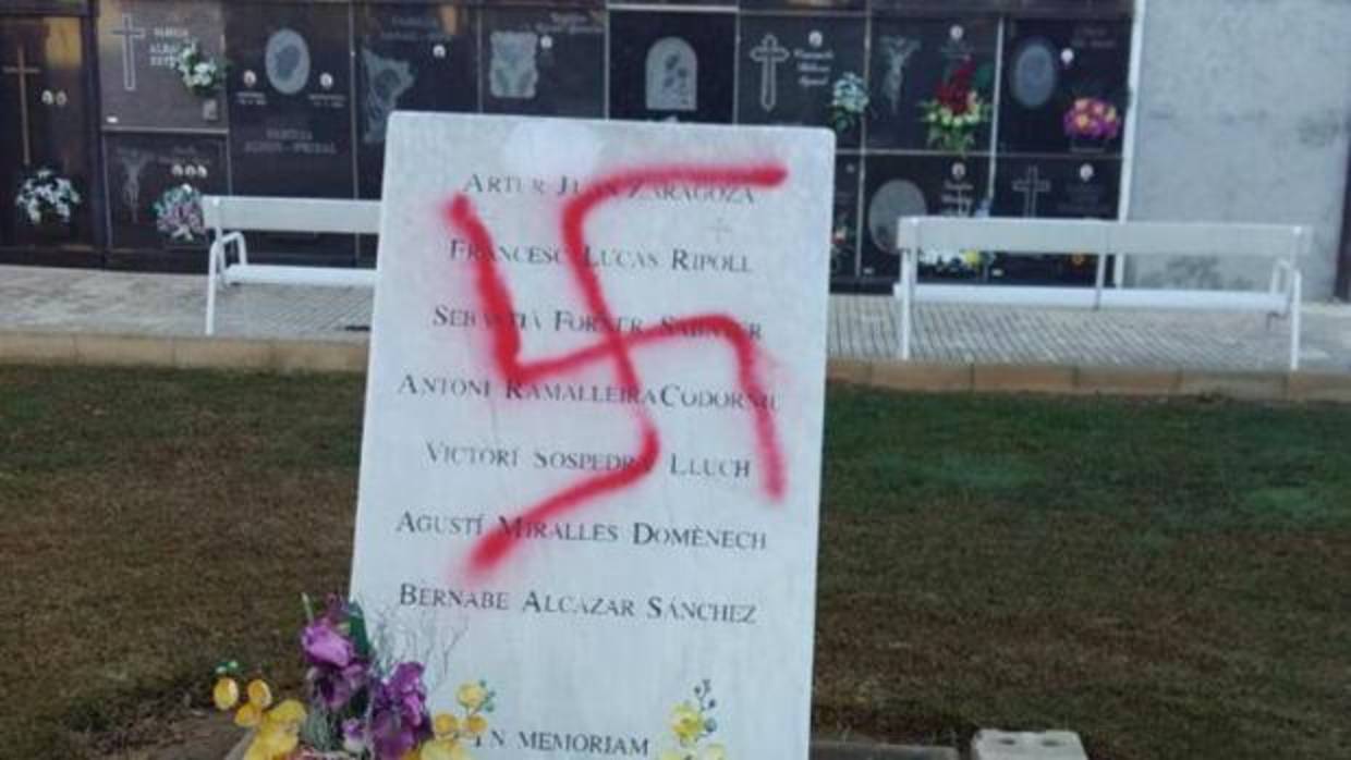 Imagen de la pintada en el cementerio de Vinaroz