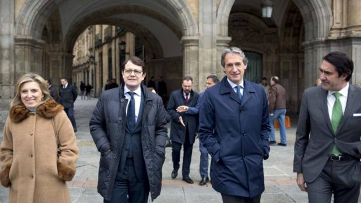 Mañueco y De la Serna, junto a Salgueiro y Suárez-Quiñónes, este pasado miércoles en la Plaza Mayor de Salamanca