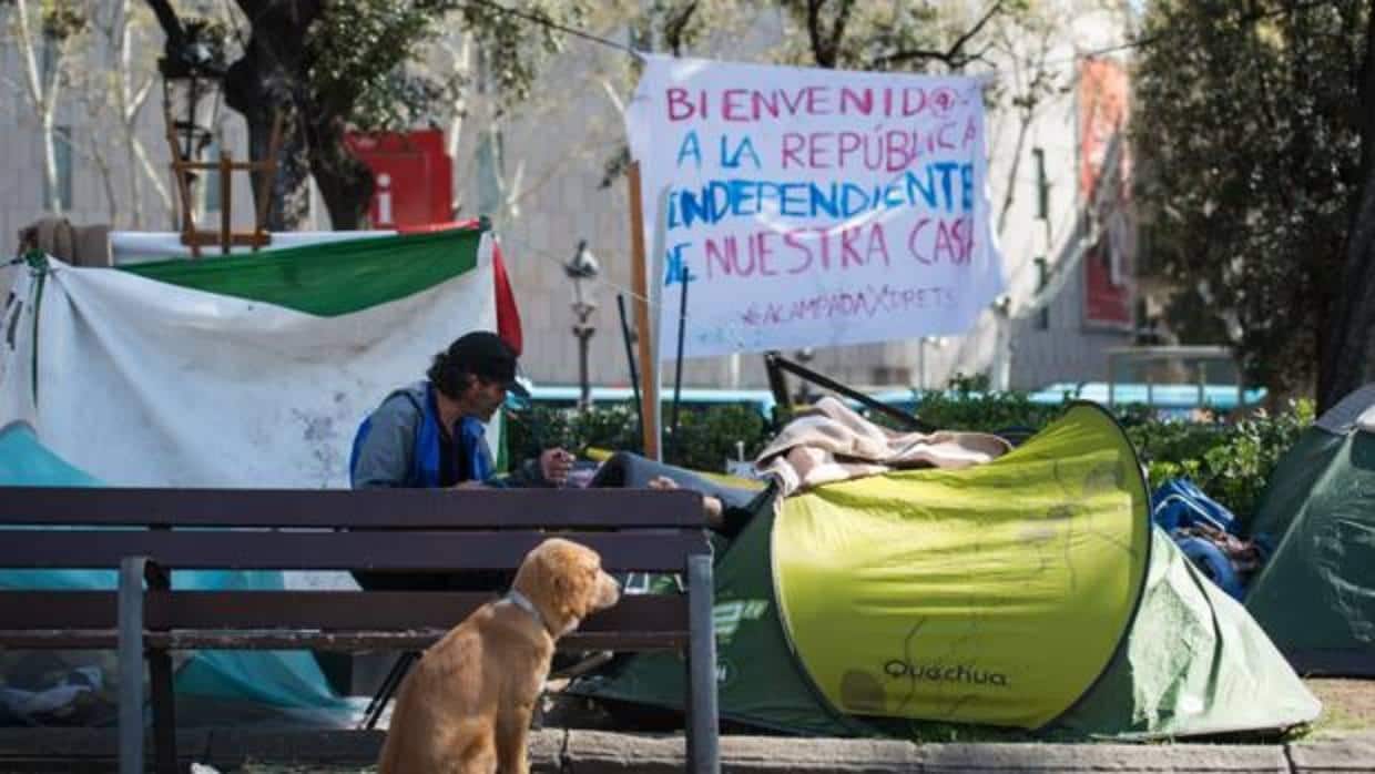 La acampada de personas sin hogar se ha sumado a la de los independenistas