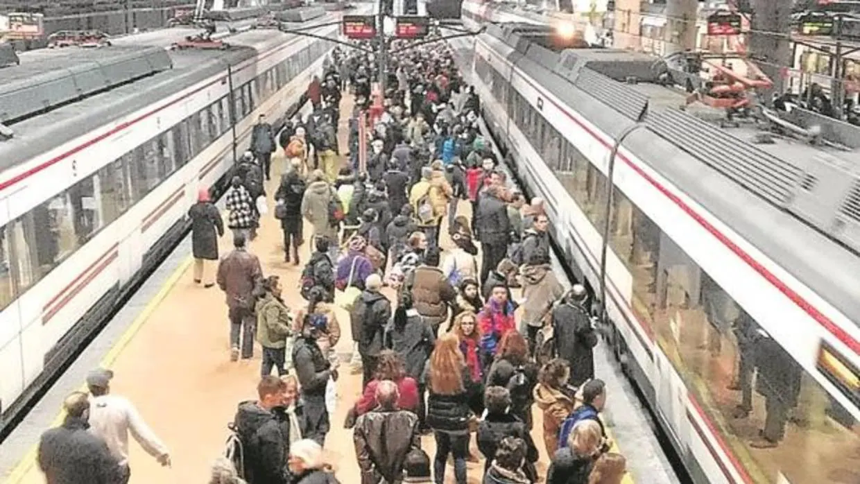 Cientos de viajeros esperan a coger el tren, en la estación de Atocha