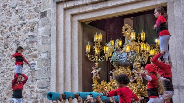 Cullera inicia sus fiestas patronales en honor a la Mare de Déu del Castell con la bajada de la imagen