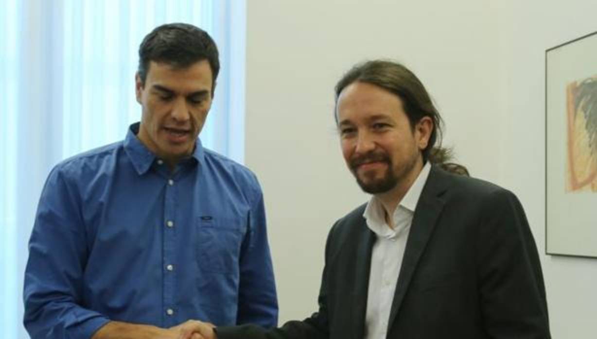 Los líderes de PSOE y Podemos, Pedro Sánchez y Pablo Igleias, durante una reunión en junio el pasado año