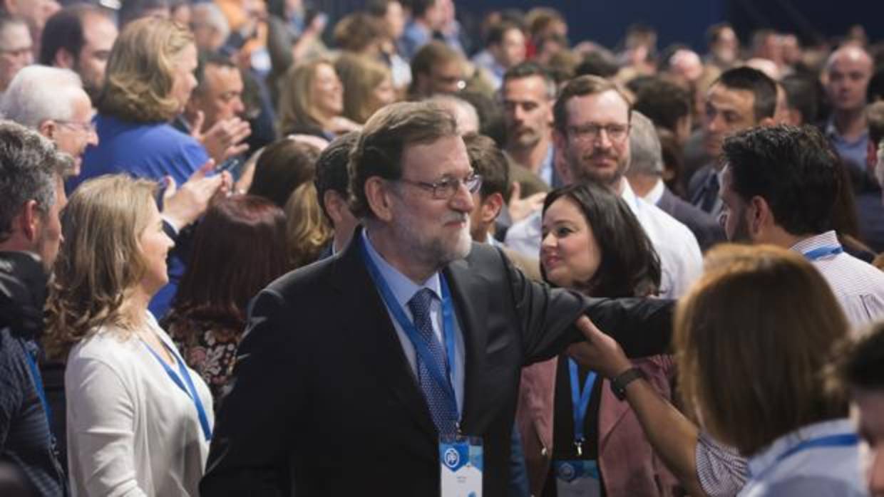 Rajoy sujeta a Cifuentes: «Manifiesto el apoyo del PP a la presidenta de Madrid»