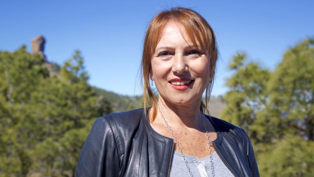 Inés Jiménez, con el monumento natural del Roque Nublo detrás