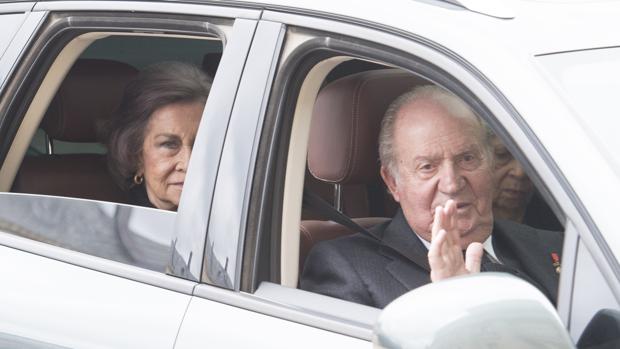 Don Juan Carlos, operado con éxito de la rodilla, permanecerá 24 horas en la UCI