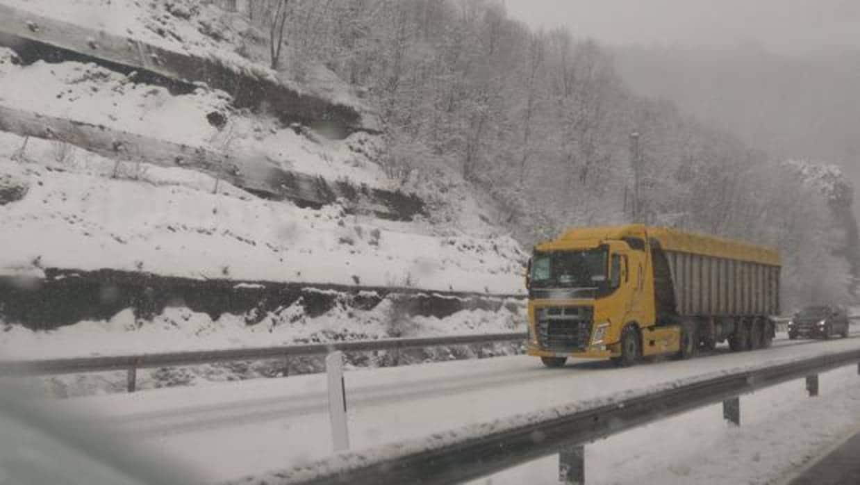 Nieve en las carreteras de León en una imagen de archivo