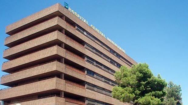 Trasladan al hospital a un intoxicado por humo tras incendiarse su casa en Albacete